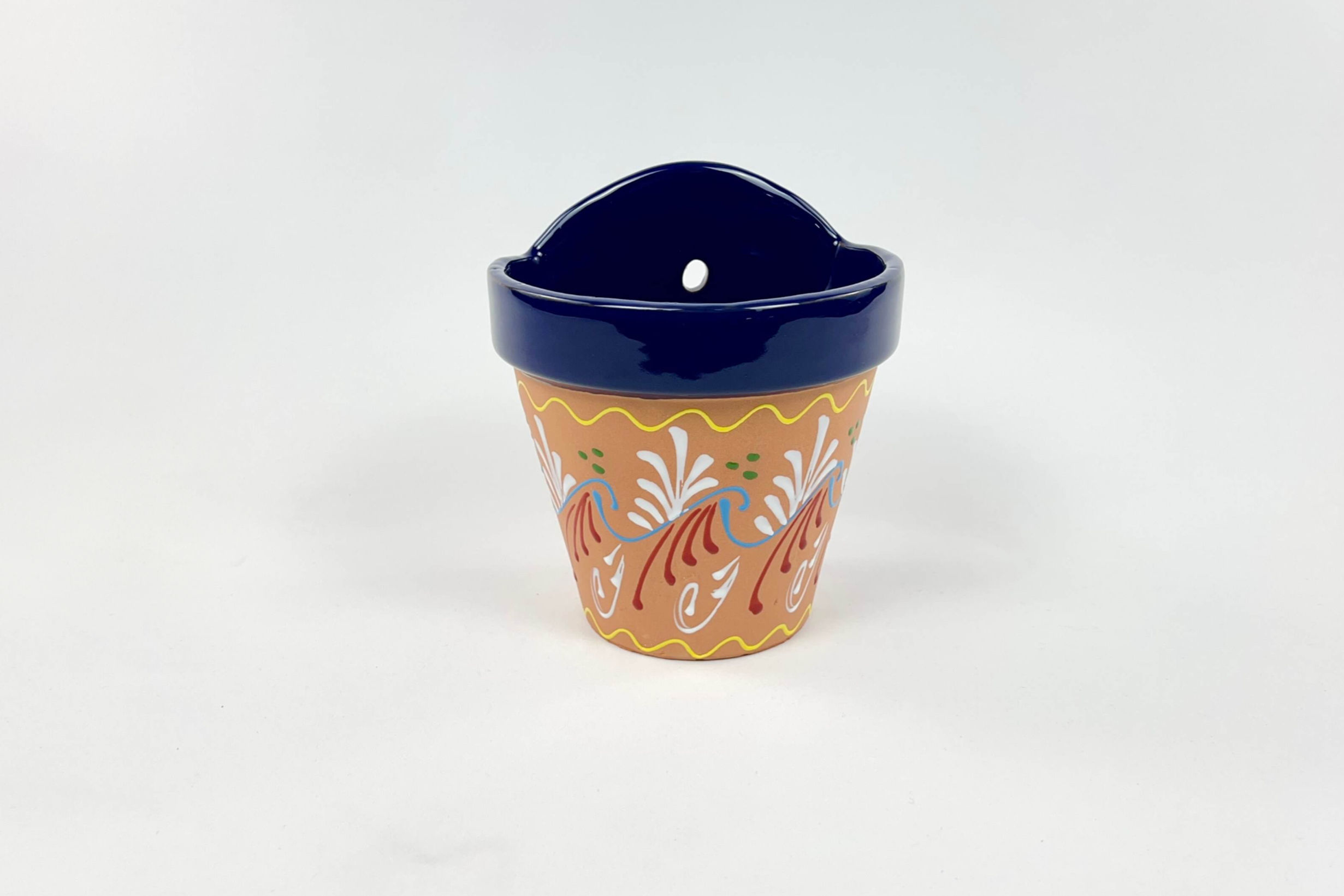 Terracotta bloempot om aan de muur te hangen