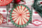 Gedekte kersttafel met rood gestreept bord