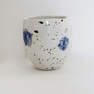 Tasse ronde, faïence de coulage, édition 2025.