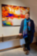 Arthur Astier devant une œuvre