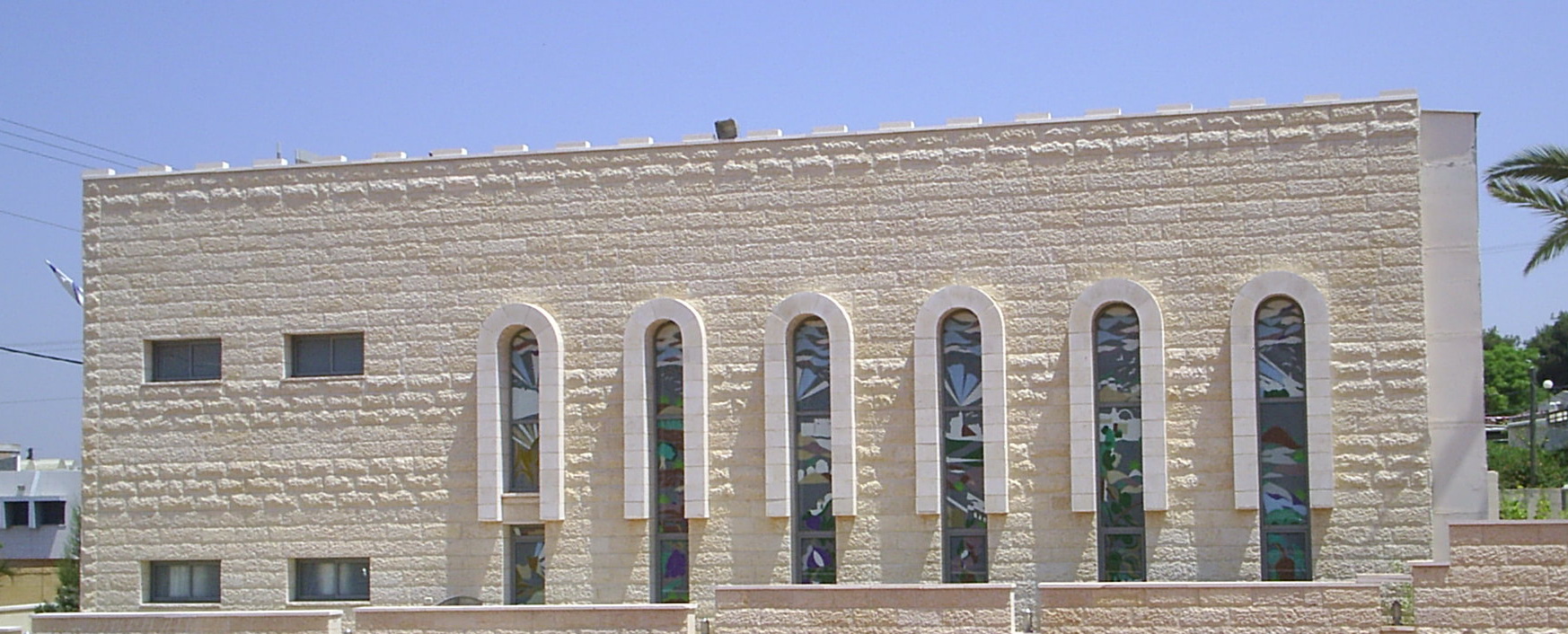 ויטראז'ים בבית הכנסת ספרא