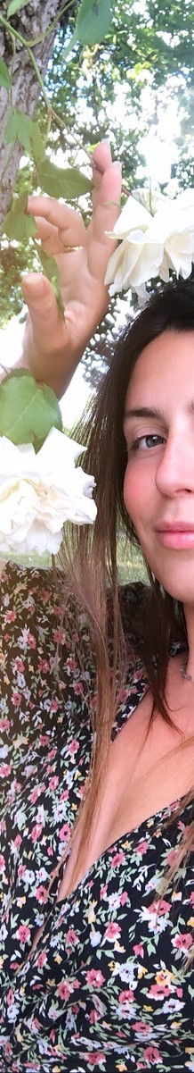 portrait Éléonore Alexandrakis avec des roses