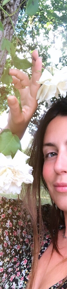 portrait Éléonore Alexandrakis avec des roses