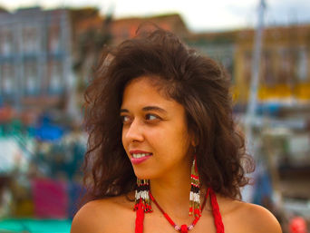 Tá chegando: cantora e multiinstrumentista Layse lança primeiro álbum nesta sexta, 19