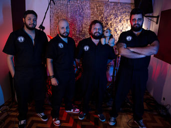 Álbum de estreia do Projeto Secreto Macacos ganha versão ao vivo