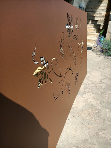 Tôle d'habillage murale d'une cave pour un vigneron du Beaujolais