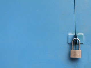 candado de seguridad en una puerta azul