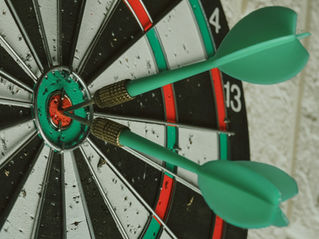 Dardos en el centro del tablero de dardos