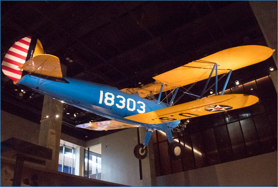 飛機的型號為PT-13D Stearman Kaydet,它又被稱為“Tuskegee精神”。 從1944年到1946年,在Moton Field,它被用來訓練非洲裔美國空軍。在二戰期間,這項阿拉巴馬州的設施是唯一一項非裔美國人的飛行訓練設施。 The PT-13D Stearman Kaydet, shown above and known as the 'Spirit of Tuskegee', was used to train African American airmen from 1944 to 1946 at Moton Field, the Alabama facility that served as the only primary flight-training site for African Americans in the Army Air Forces during WWII.