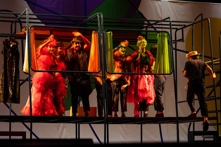 Cena da peça oS mambembeS. Foto: Lina Sumizono.