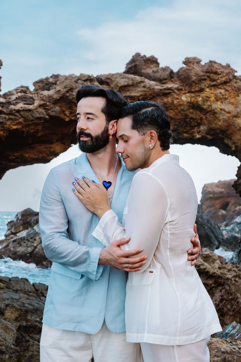 Intimate couples photoshoot at Sero Colorado, San Nicolas Aruba, featuring Jose and Kami from Colombia. Two partners in coordinated outfits, photographed by Aruba photographer Edrxck.