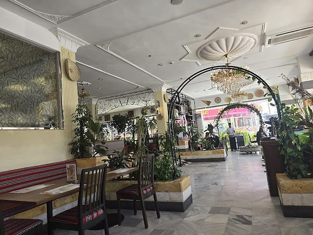 مطعم هُنا دمشق في جدة