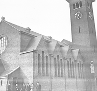 Albert bij kerk met zes pers
