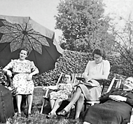 Albert, 3 zussen en moeder onder parasol 1