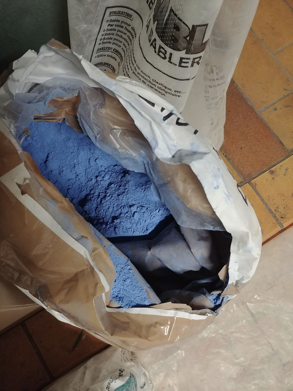 sac de plâtre Vieujot de couleur bleue et de silice, utilisés pour un projet de sculpture de LaCaro - artisane d'art et matiériste coloriste en décors mural du Tarn et Garonne