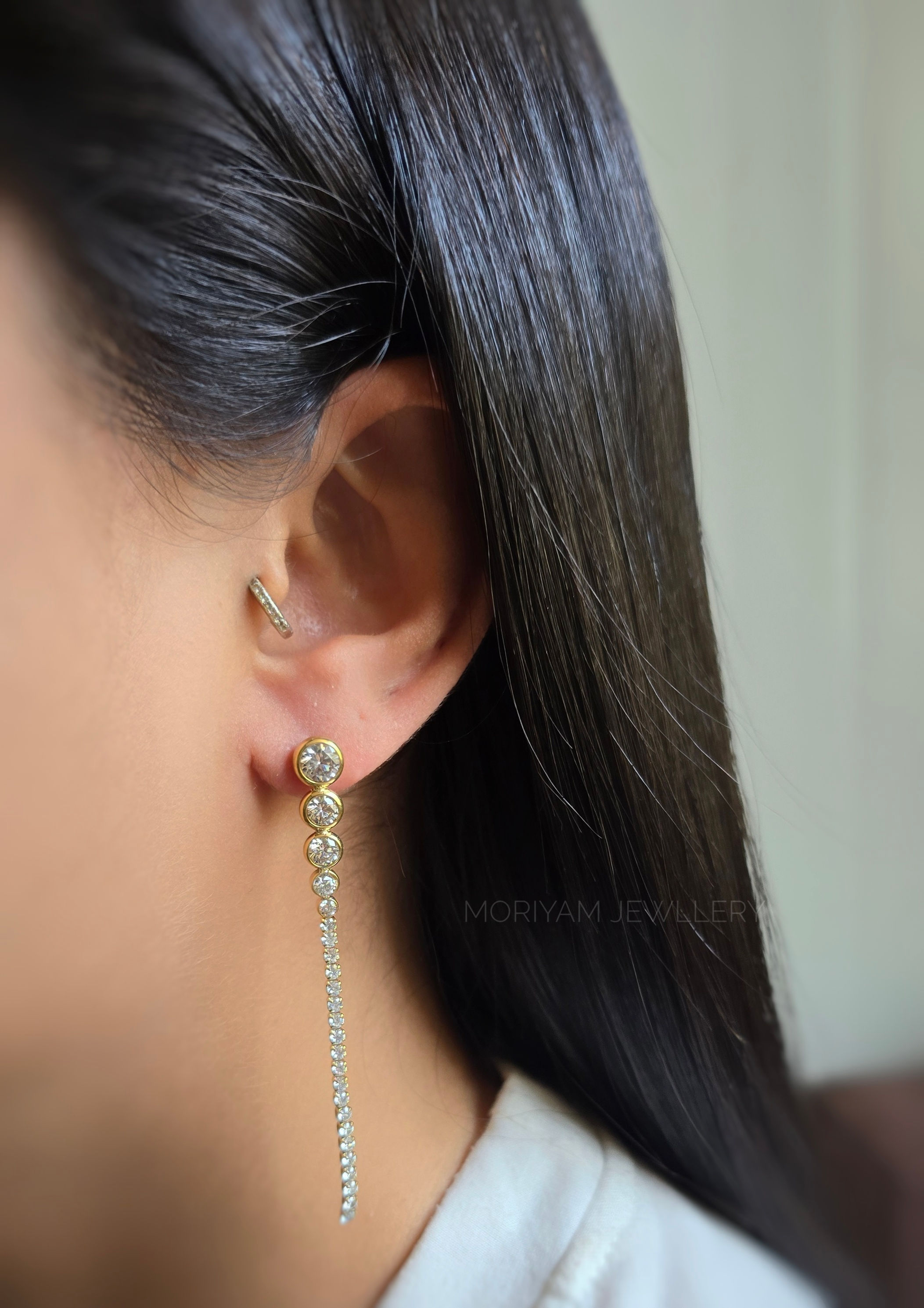 עגיל טניס מעוצב ארוך זהב .