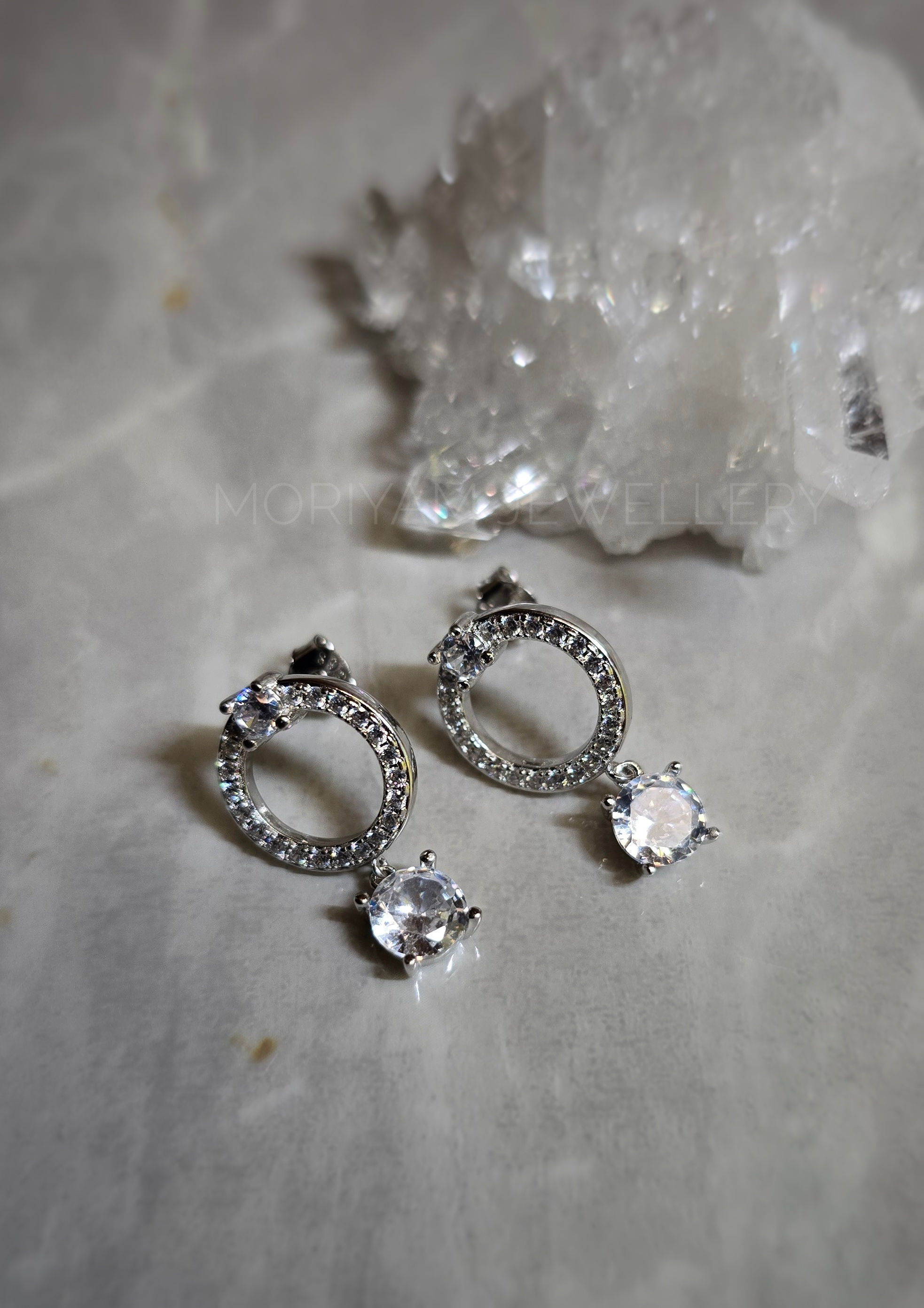 עגילי מעגל החיים וזרקון נופל