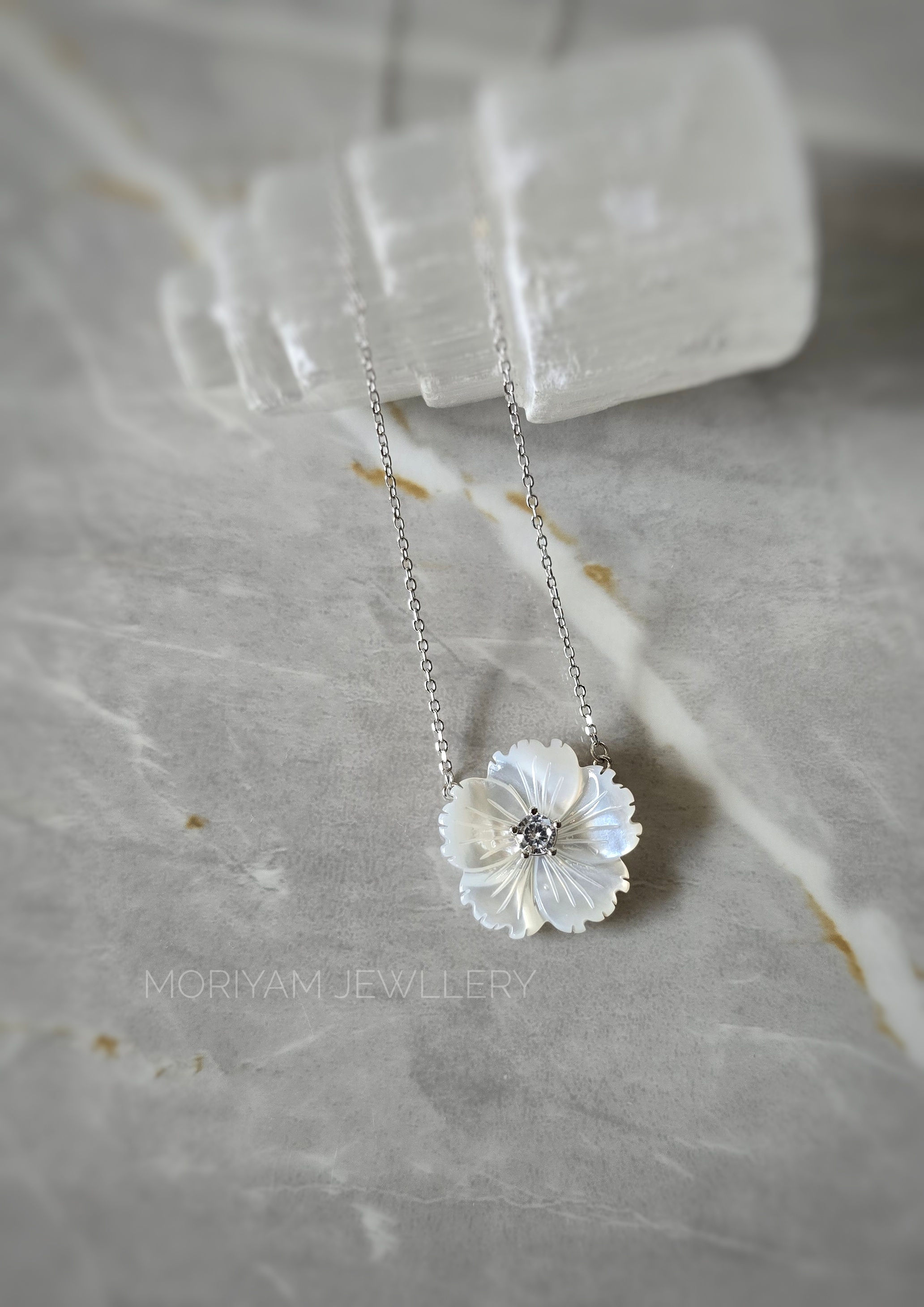 שרשרת פרח צדף זרקון L