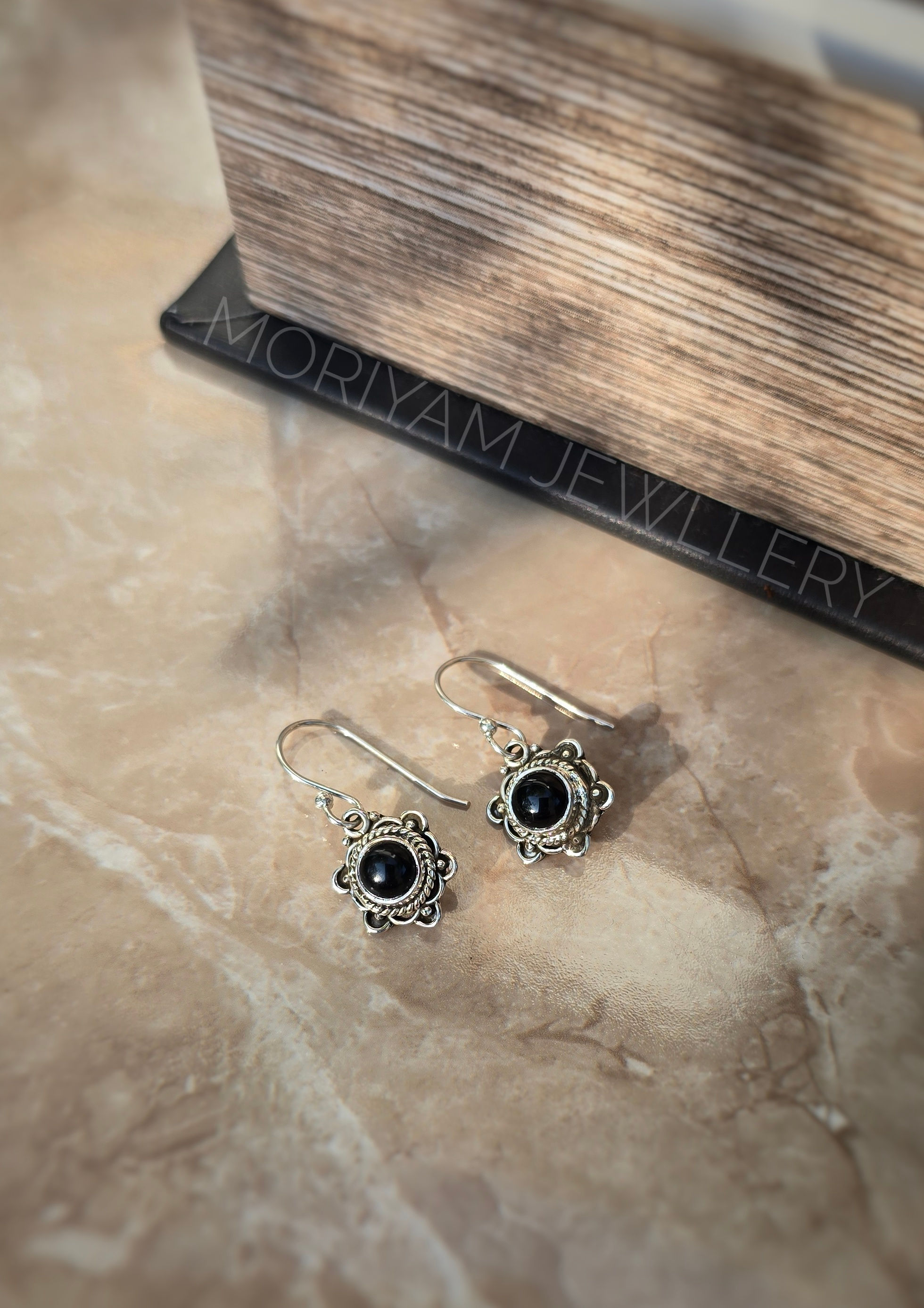 עגילי אוניקס מעוטרים- אבן טובה להגנה יציבות והרחקת אנרגיות שליליות