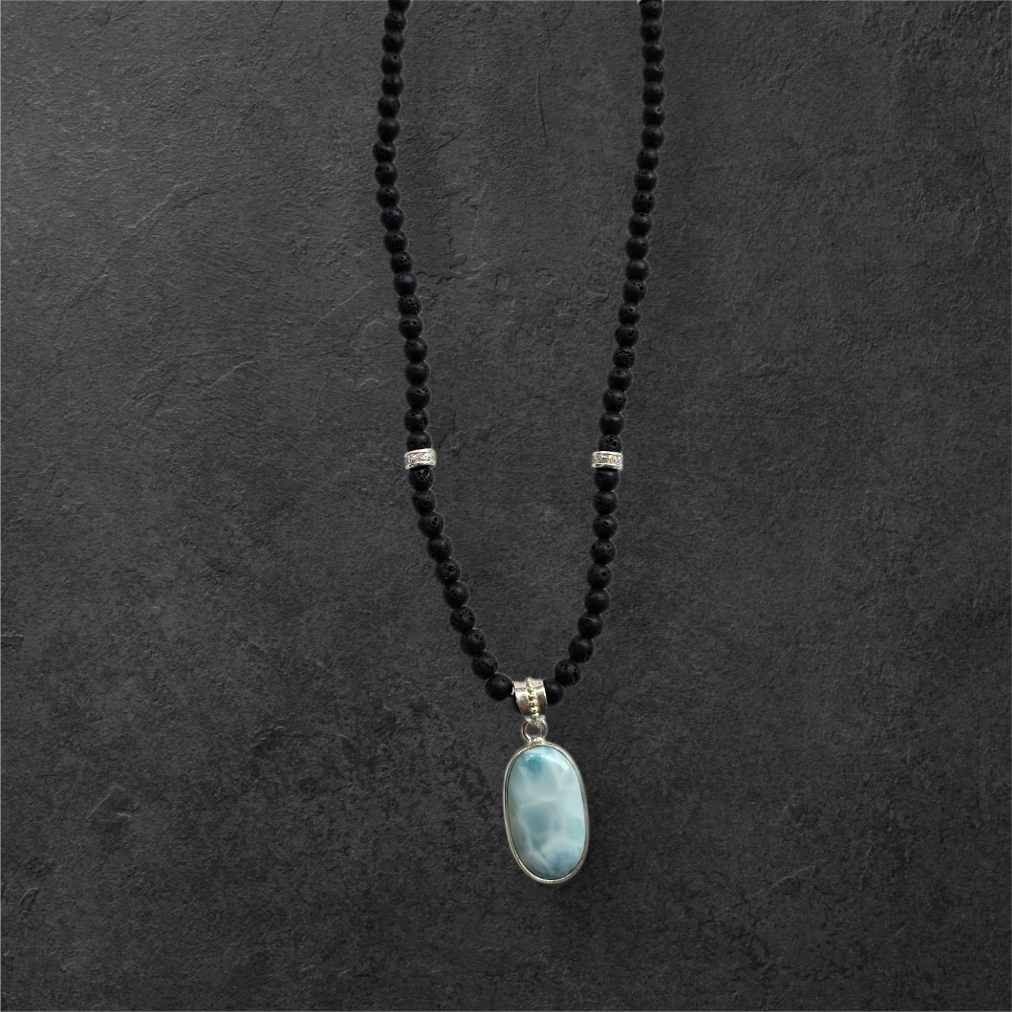 שרשרת חרוזי קורל ותליון אבן לרימר