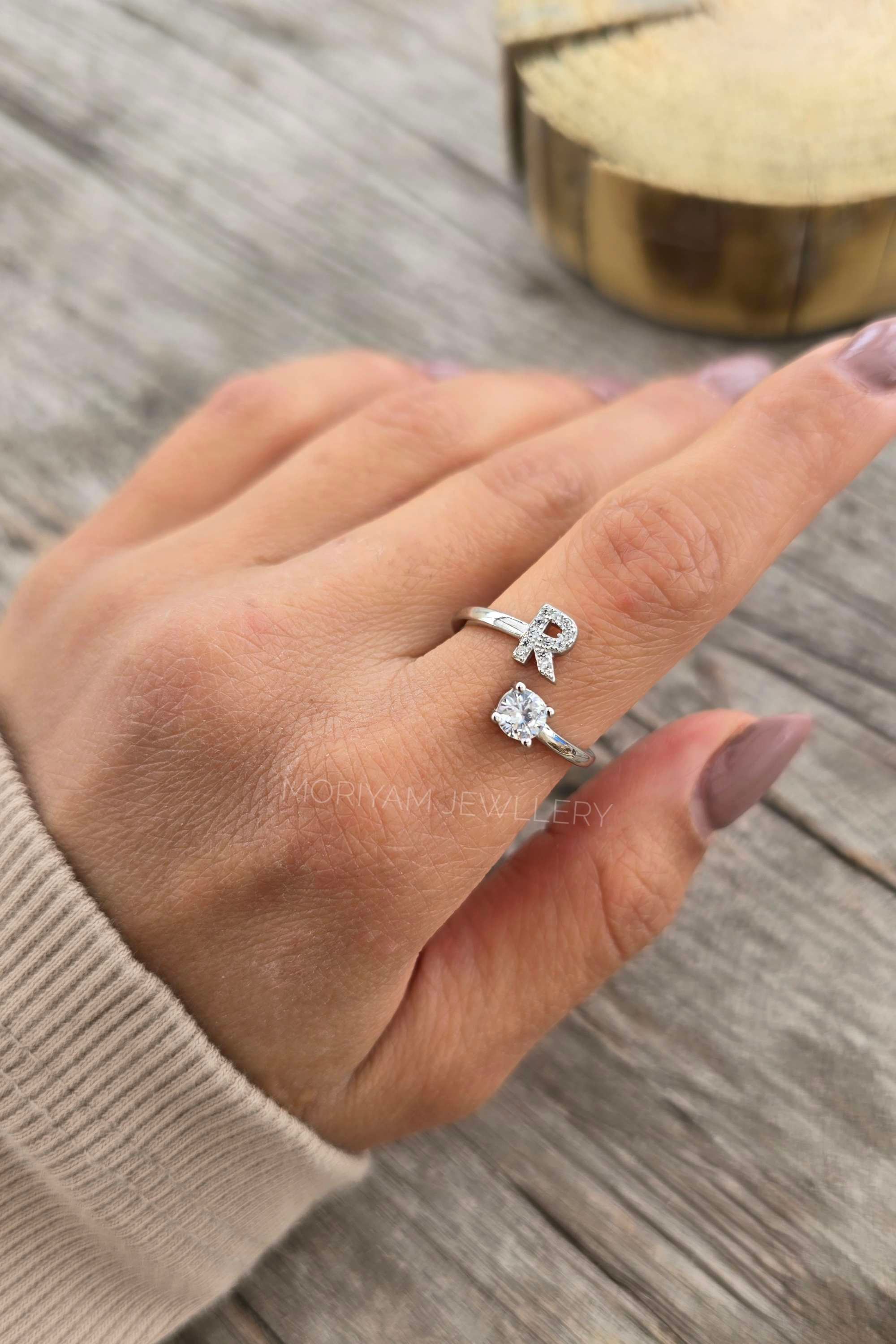 טבעת אות קטנה זרקון