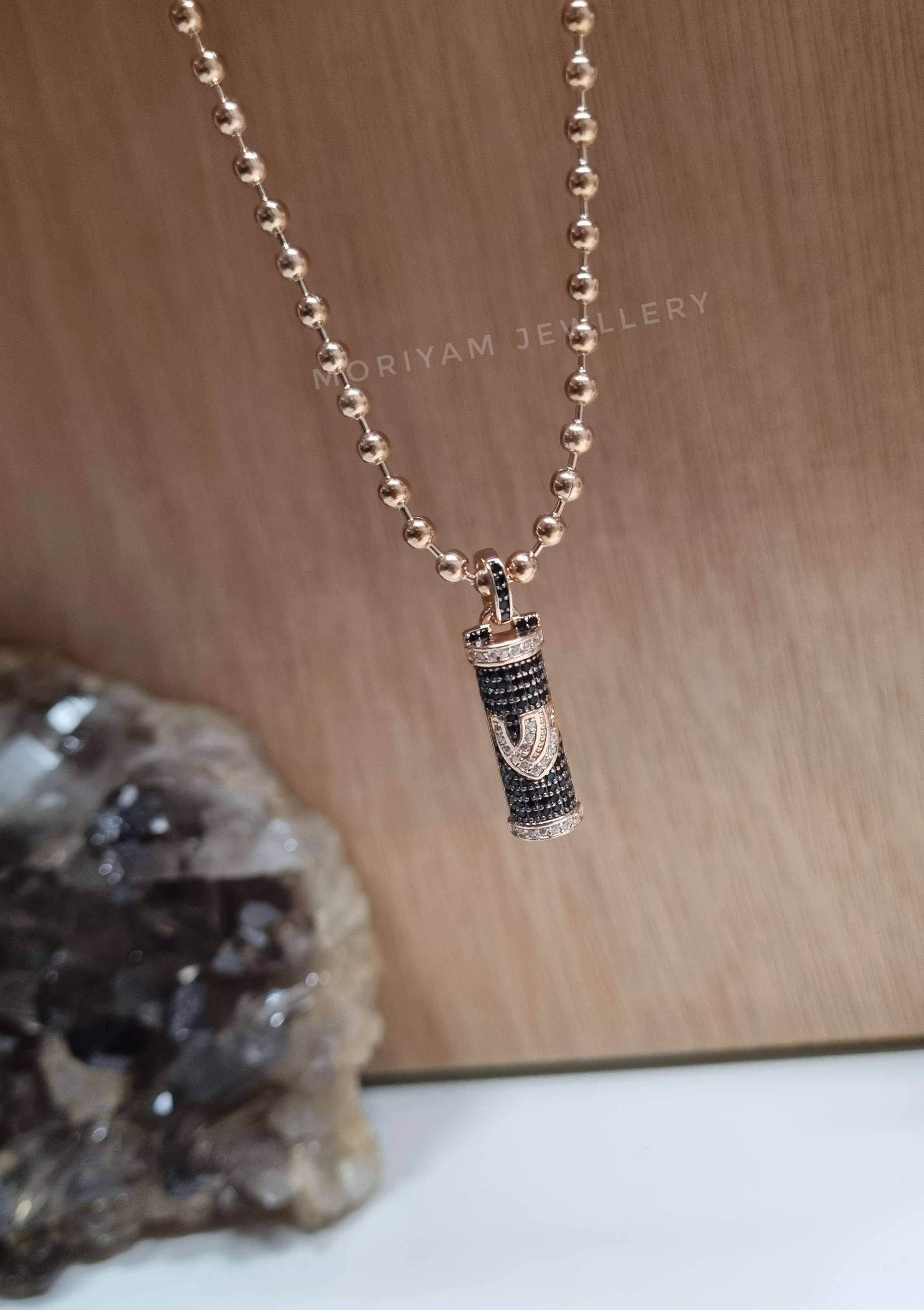 שרשרת מזוזה משובצת זירקונים שחורים