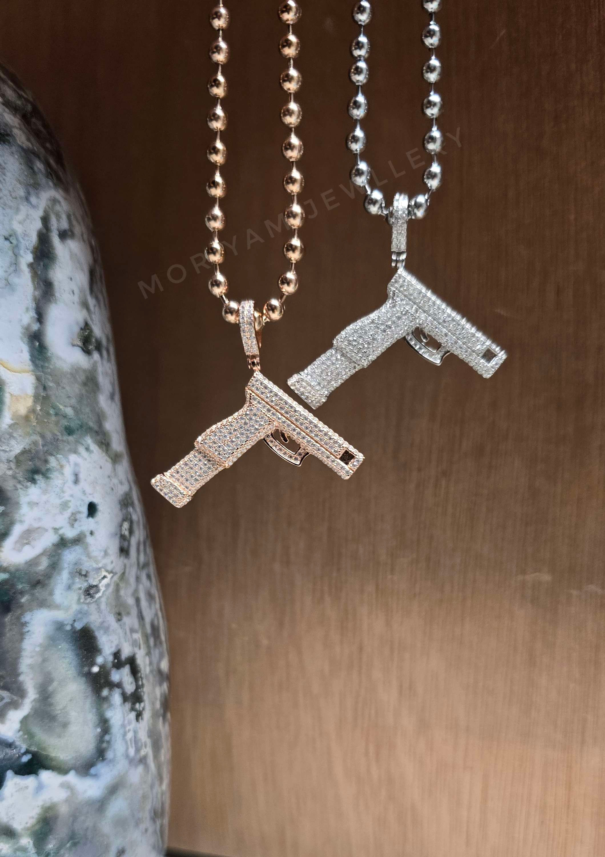 שרשרת כדורים אקדח משובץ