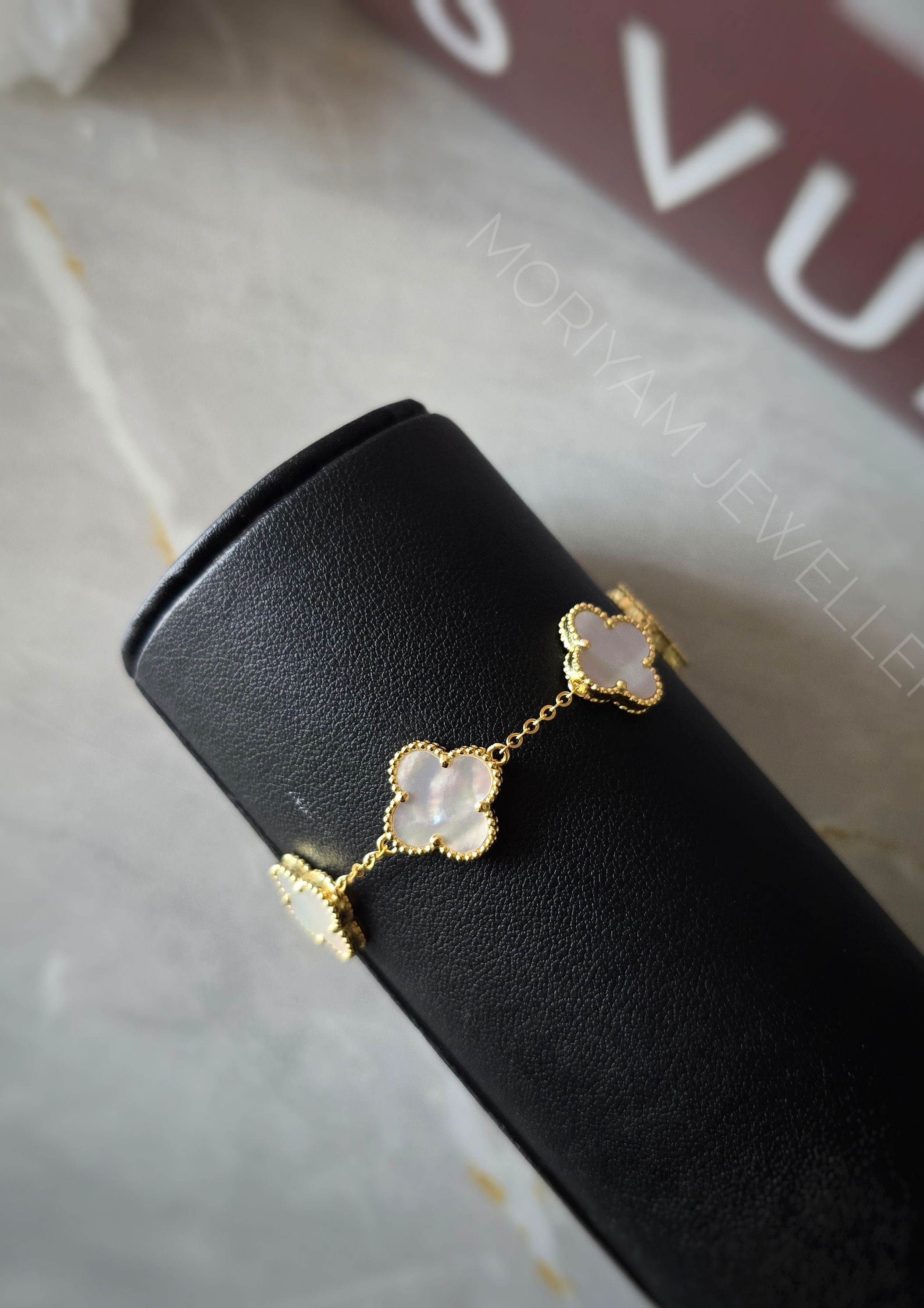 צמיד פרח תילתן צדף זהב