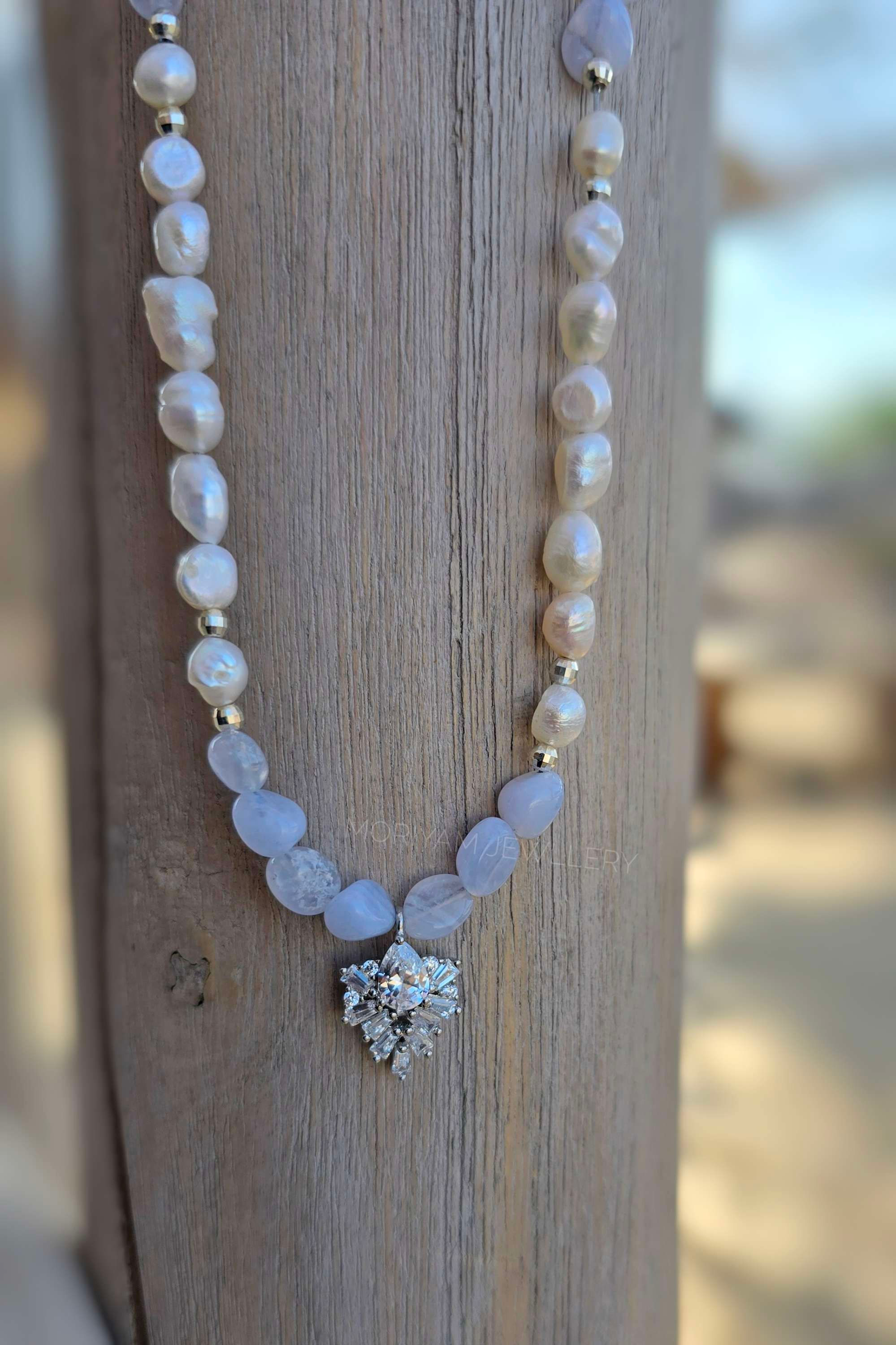 שרשרת פנינים ובלו לייס אגת ותליון זרקונים