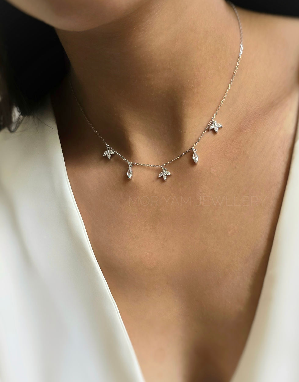 שרשרת לוטוס וטיפות נופלים