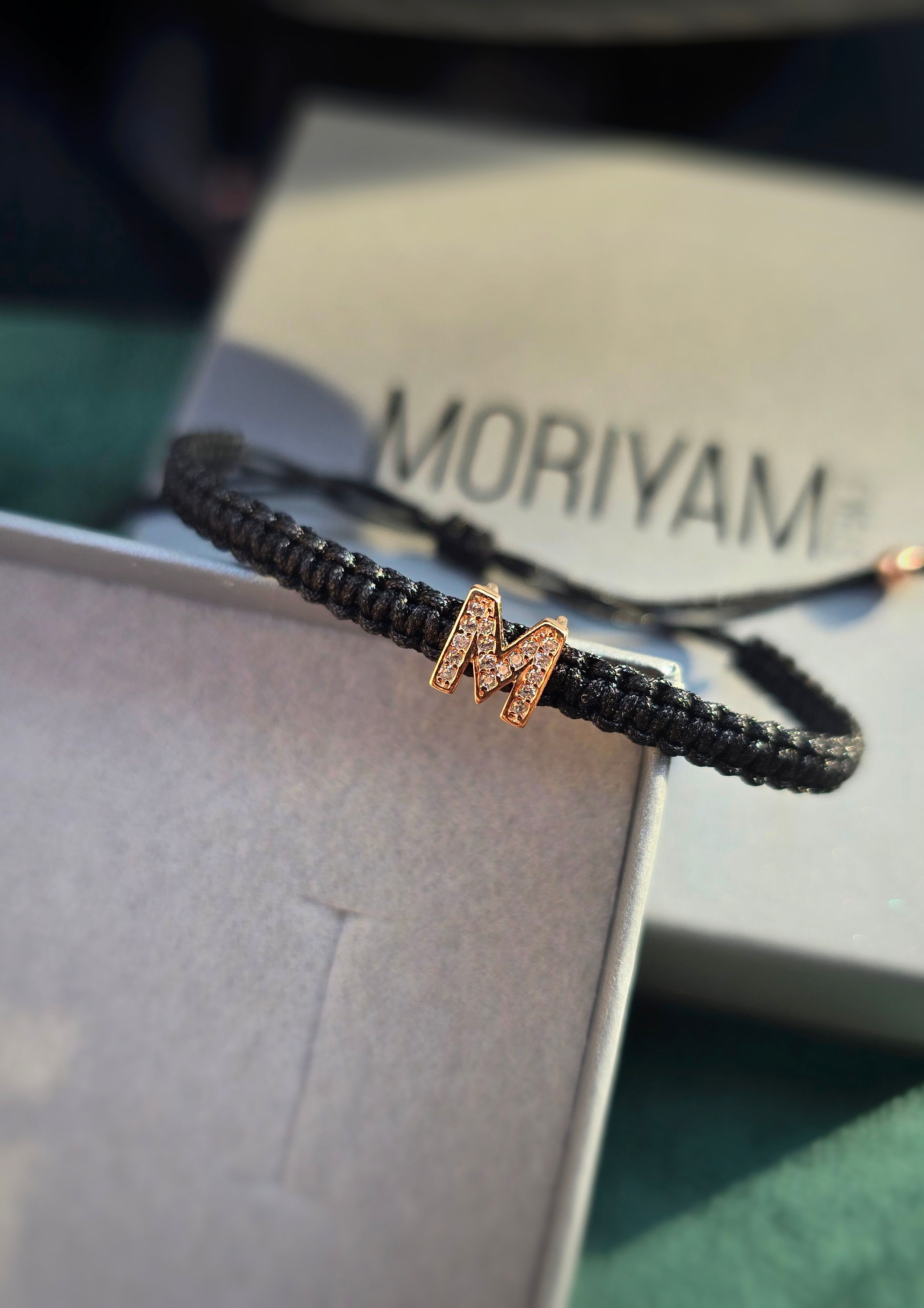 צמיד אות משובצת מקרמה