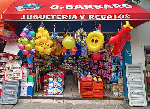 Imagen de una tienda fisica, roja, en el centro de Guadalajarara, con salvavidas, burbujas, pelotas y juguetes.