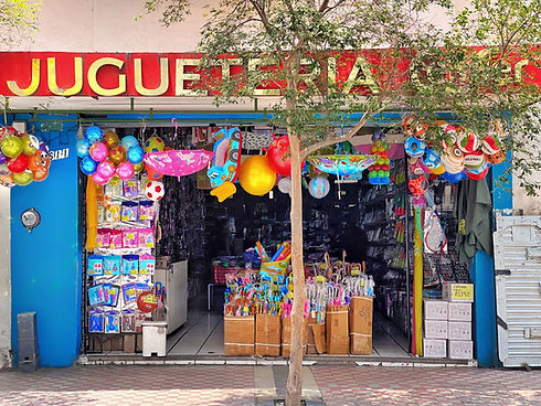 Imagen de una tienda fisica, roja, en el centro de Guadalajarara, con salvavidas, burbujas, pelotas y juguetes.