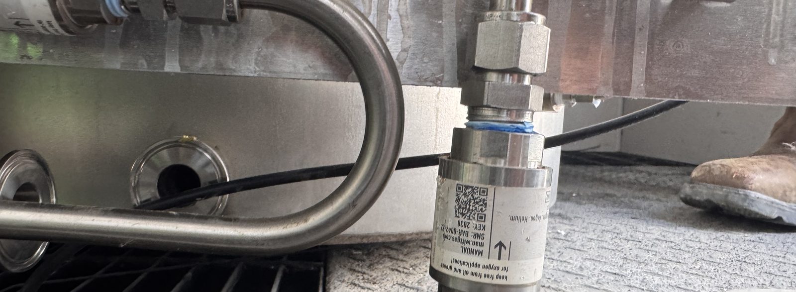 Pressure transmitter mounted on stainless steel tubing