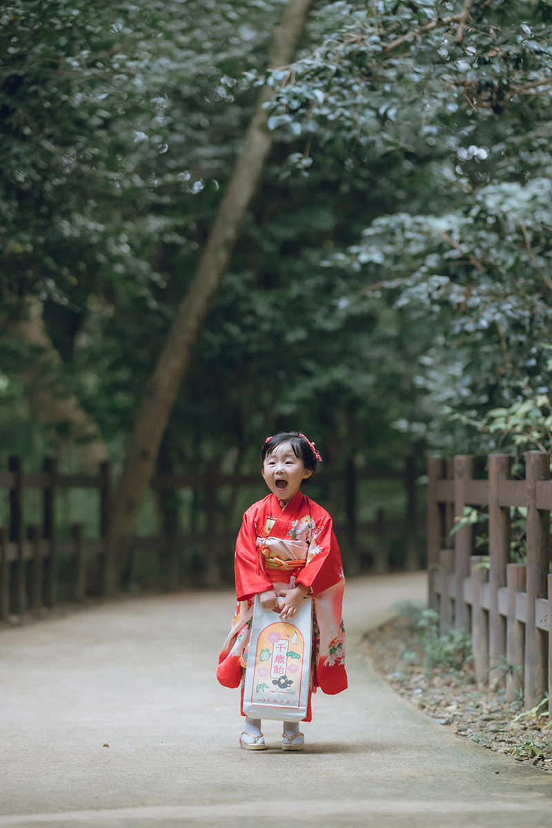 【七五三出張撮影】京都・下鴨神社と糺の森で残す、3歳女の子の自然な家族写真