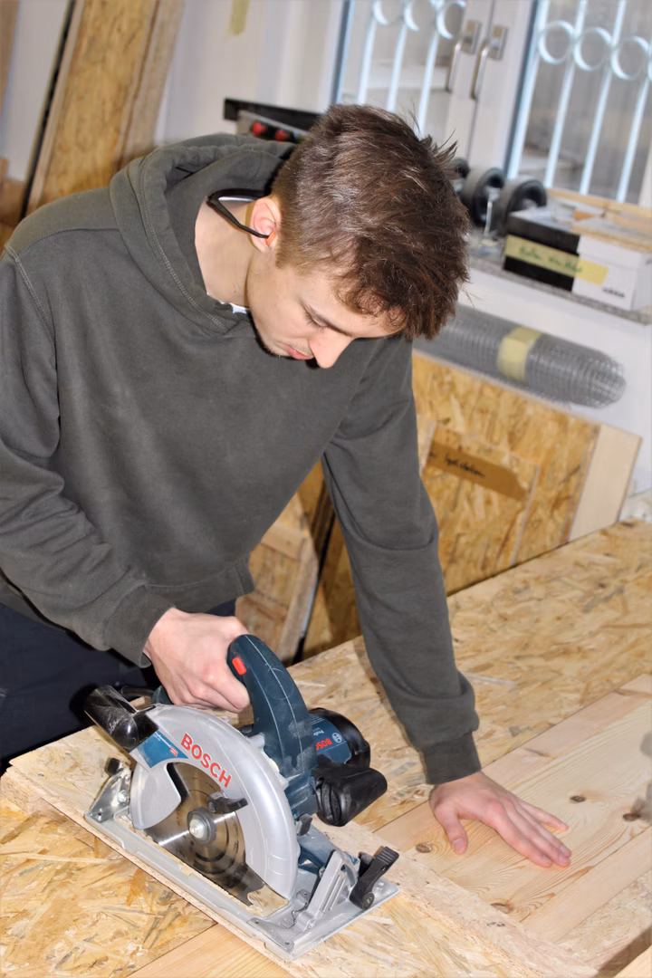Florian bei der Arbeit in seiner Werkstatt