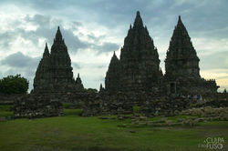 Facebook - Último por do sol em Java, no Templo hindú Prambanam - Yogyakarta.jpg