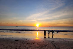 Sonnenuntergang am Strand von Sansibar nach einer Safari in Tansania
