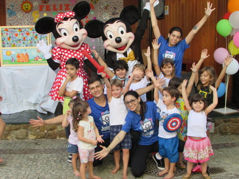 Mickey e Minnie Mouse com crianças. FELIZ EVENTO SOCIAL E FESTA INFANTIL. Crianças sorrindo.