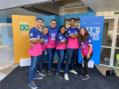 Grupo sorrindo com camisas Let's Move 2024 em evento ao ar livre.