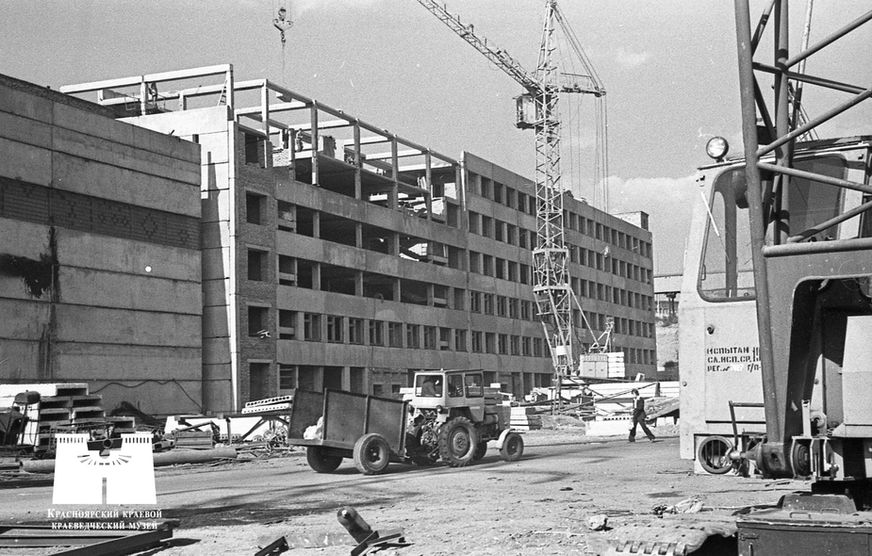 Строительство второй очереди Красноярского завода комбайнов.  Из фондов Красноярского крае
