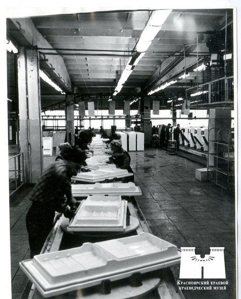 Конвейер сборки двери холодильника Красноярского машиностроительного завода 1970 г.