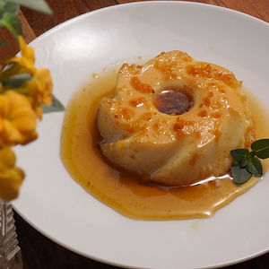 Pudim de leite com calda de tangerina