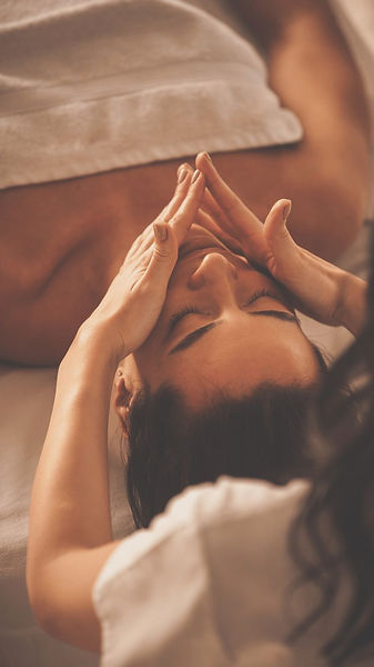 Massage visage anti-âge femme