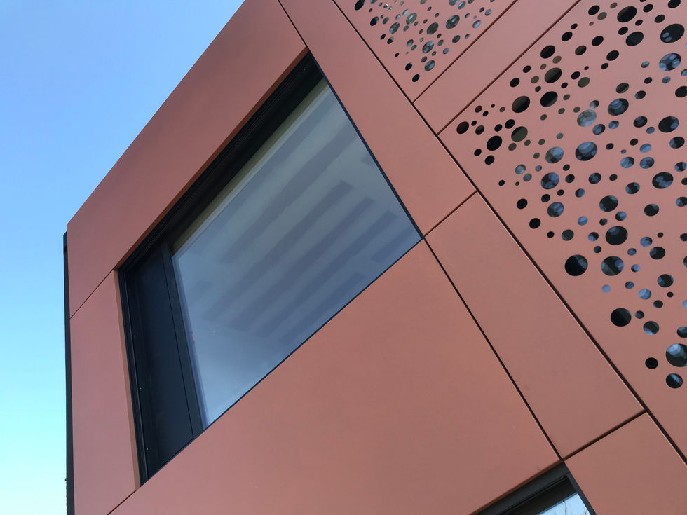 gevelbekleding in geperforeerd aluminium, renovatie van en gezinswoning in Gent