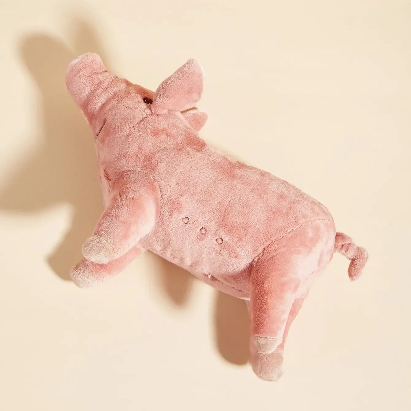 Um brinquedo de pelúcia de moagem de dentes de animal de estimação com design