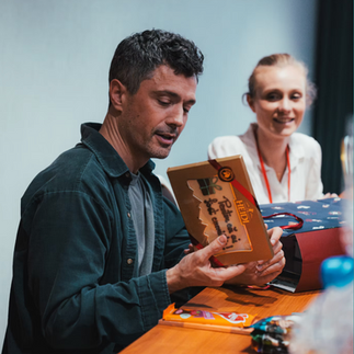 Séance dédicace avec Christian Coulson pendant un événement Dream It Conventions