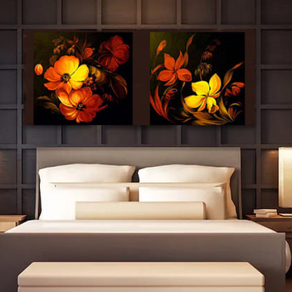 Lebendiges Gemälde und Kunstwerk von orangefarbenen und gelben Blumen vor dunklem Hintergrund. Dekorative Blume Anemomen, moderne und florale Kunst, Goldlinie kunst, künstlerin sylvana burré