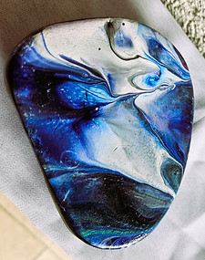 goldlinie art und design, ein kunstvoll gestalteter Stein der die Technik des Acrylpourings widerspiegelt