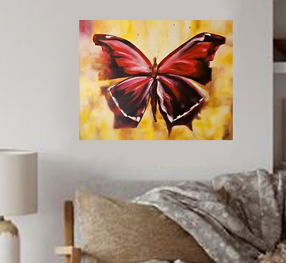 Ein leuchtend roter auffälliger Schmetterling ruht anmutig auf einem hellgelben Hintergrund und zeigt die Schönheit und Farbkontraste der Natur. Er fängt die Essenz des Lebens und lebendige Kunstfertigkeit ein und er symbolisiert Transformation und die Freude der Natur. Eine künstlerische Darstellung in ölfarben auf leinwand, moderne kunst und malerei, Goldlinie kunst, künstlerin sylvana burré